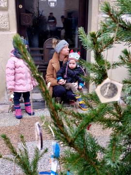 Foto utrinki krašenja smrečic in prižig plamenčkov upanja na Šutni (11)